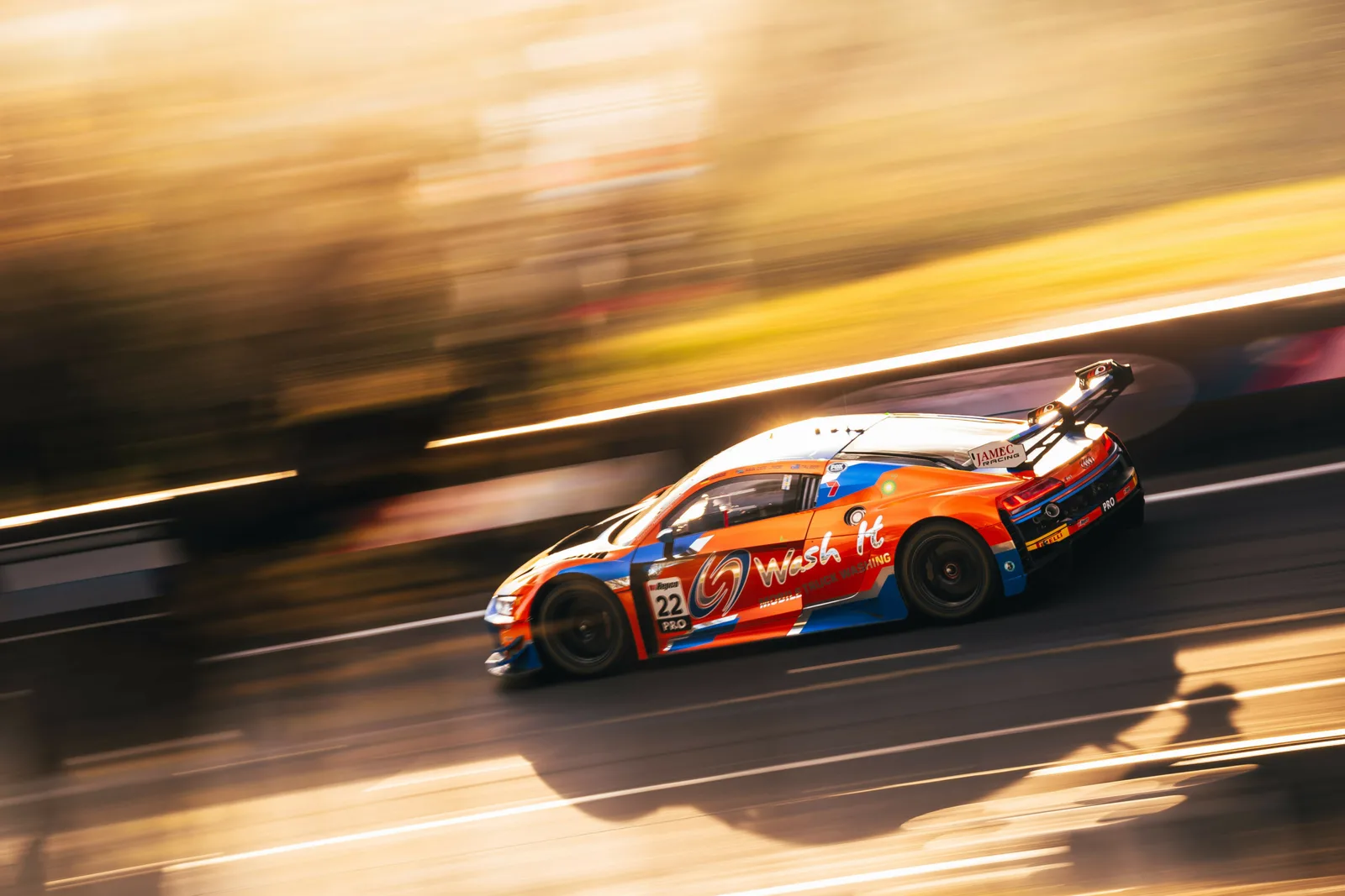 PODIUMSPLATZIERUNG IM 12-STUNDEN-THRILLER VON BATHURST: CHRISTOPHER HAASE EROBERT MINUTEN VOR RENNENDE PLATZ DREI!